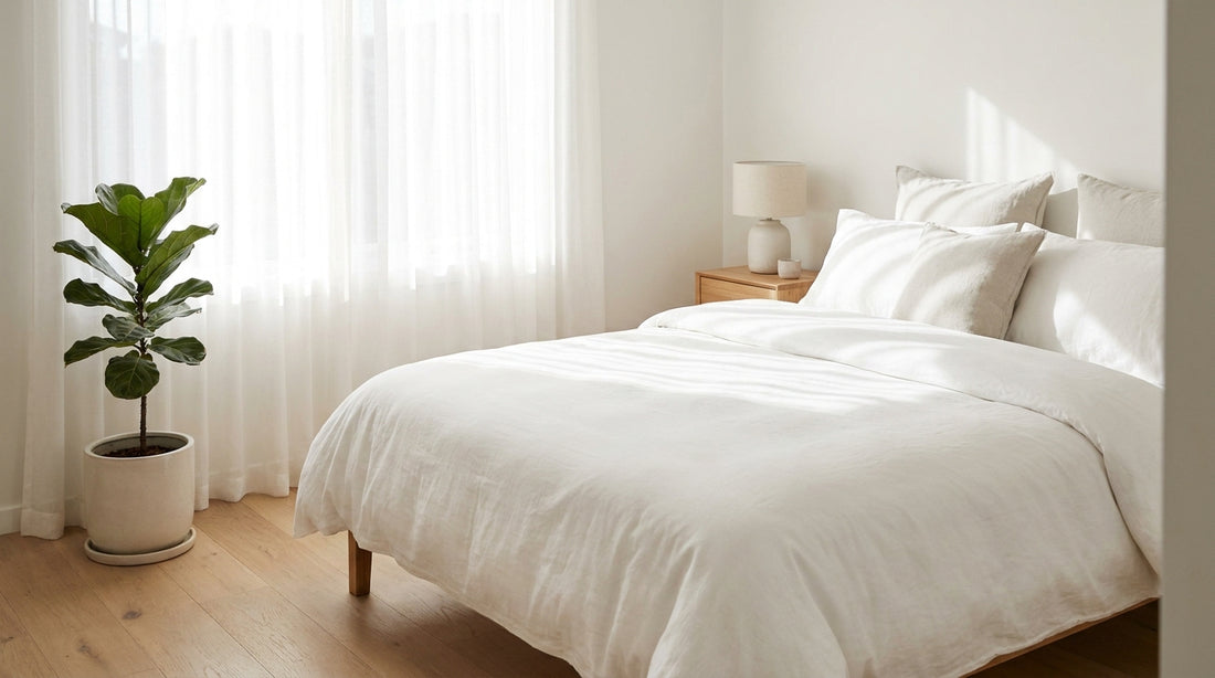 Frisches sauberes Schlafzimmer mit weisser Bettwaesche
